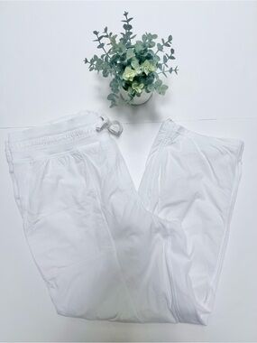 Lululemon Dance Studio Mid-Rise Lined Cropped Pant
White Size 12